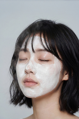 컬러 사람 라이프 신체부위 뷰티 감각 CG 파일형식 유명인 여자 스킨케어 마스크 피부 관리 편안함 화장품 일상 얼굴 흰색 젖음 편집실사 JPG 편집이미지 인플루언서 의료성형뷰티