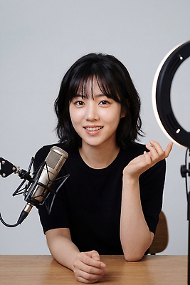 음향기기 컨셉 표정 말하기 사람 라이프 CG 파일형식 유명인 여자 방송 마이크 스튜디오 스피커 인터뷰 콘텐츠 웃음 영상 촬영 일상 대화 소통 미소 포즈 편집실사 JPG 편집이미지 뷰티 인플루언서 의료성형뷰티