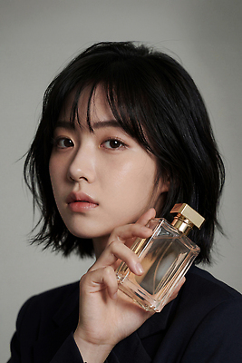 헤어스타일 사람 신체부위 전자제품 화장품 CG 파일형식 유명인 향수 포즈 스타일 얼굴 카메라 패션 뷰티 모델 세련 짧은머리 뷰티풀 비즈니스 편집실사 JPG 편집이미지 인플루언서 여자 의료성형뷰티