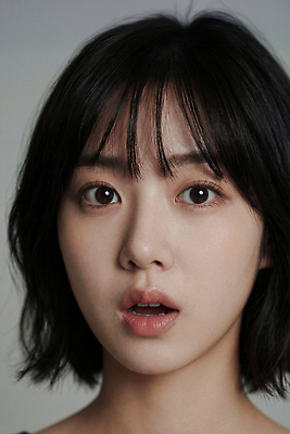 JPG 편집이미지 헤어스타일 여자 감정 얼굴 자연 짧은머리 표정 뷰티 카메라 놀람 매력적 감각 모던 의료성형뷰티 편집실사 AI인물포토 AI콘텐츠 컨셉 사람 신체부위 전자제품 CG 생태계 파일형식 AI포토