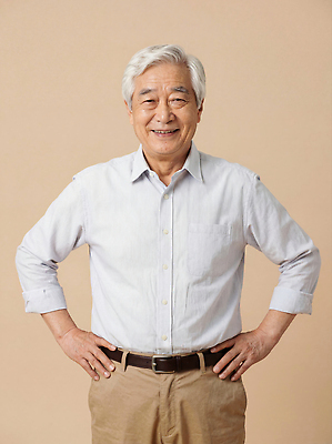 옷 노년 남자 감정 관계 표정 사람 성인 촬영 CG 파일형식 미소 포즈 건강 행복 사진촬영 백그라운드 캐주얼 웃음 가족 친구 웰빙 편집실사 JPG 편집이미지 할아버지 의료성형뷰티