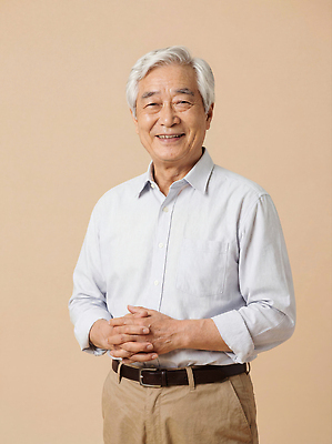 헤어스타일 노년 남자 표정 사람 성인 내부 신체부위 감각 CG 파일형식 미소 실내 촬영 편안함 따뜻함 포즈 중년 백발 옷 손 편집실사 JPG 편집이미지 할아버지 의료성형뷰티