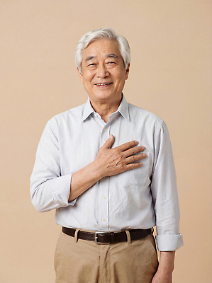 노년 남자 감정 컨셉 표정 사람 성인 예절 CG 파일형식 미소 백그라운드 행복 인사 정직 믿음 소통 중년 편집실사 JPG 편집이미지 할아버지 의료성형뷰티