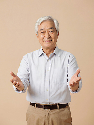 노년 남자 모션 표정 사람 성인 전자제품 CG 파일형식 환영 따뜻함 손짓 상반신 카메라 백그라운드 포즈 옷 밝은색 미소 편집실사 JPG 편집이미지 할아버지 의료성형뷰티