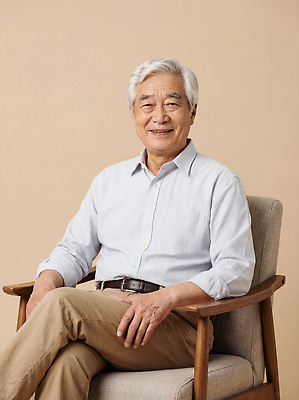 디자인 노년 남자 컨셉 의자 표정 사람 성인 목재 공간 감각 CG 파일형식 거실 나무의자 미소 편안함 평화 소파 주거공간 인테리어 차분 편집실사 JPG 편집이미지 할아버지 의료성형뷰티