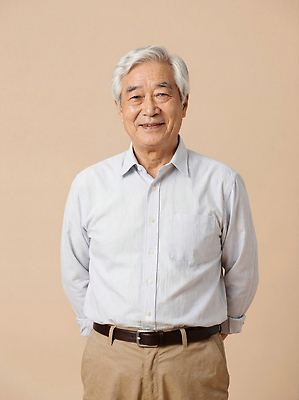 노년 남자 감정 백그라운드 표정 사람 성인 생활 갈색 감각 CG 파일형식 미소 따뜻함 옷 갈색배경 편안함 행복 라이프스타일 편집실사 JPG 편집이미지 할아버지 의료성형뷰티