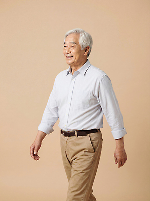 노년 남자 감정 가족 관계 모션 표정 사람 성인 라이프 감각 CG 파일형식 걷기 미소 편안함 여유 백그라운드 옷 일상 건강 행복 손주 친구 편집실사 JPG 편집이미지 할아버지 의료성형뷰티