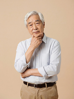 노년 남자 감정 컨셉 사람 성인 신체부위 감각 CG 파일형식 생각 평화 손 턱 편안함 포즈 백그라운드 부드러움 상반신 표정 여유 편집실사 JPG 편집이미지 할아버지 의료성형뷰티