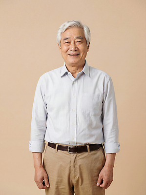 노년 남자 표정 사람 성인 라이프 CG 파일형식 미소 스튜디오 따뜻함 일상 소프트 백그라운드 옷 헤어스타일 편집실사 JPG 편집이미지 할아버지 의료성형뷰티