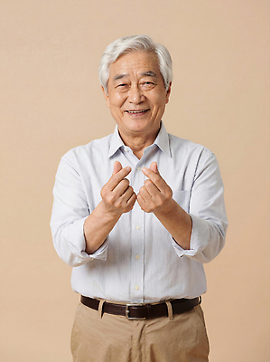 모양 손 노년 남자 감정 컨셉 표정 사람 성인 라이프 CG 파일형식 미소 하트 손가락 행복 포즈 사랑 기념사진 일상 소통 편집실사 JPG 편집이미지 할아버지 의료성형뷰티
