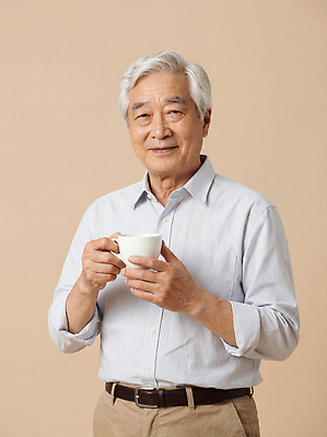 식기 노년 남자 감정 음료 표정 사람 성인 라이프 상점 감각 CG 파일형식 커피 미소 행복 컵 따뜻함 특징 편안함 순간 카페 일상 편집실사 JPG 편집이미지 할아버지 의료성형뷰티