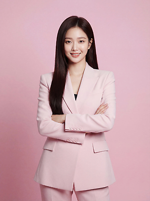 JPG 편집이미지 여자 패션 분홍색 포즈 백그라운드 표정 미소 촬영 자신감 분위기 우아함 사진관 스타일 편집실사 AI인물포토 AI콘텐츠 감정 컬러 컨셉 사람 CG 파일형식 AI포토