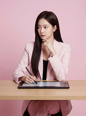 JPG 편집이미지 디자인 여자 포즈 스튜디오 미소 정장 펜 집중 모던 그림 창의력 편집실사 AI인물포토 AI콘텐츠 옷 컨셉 표정 사람 필기구 CG 파일형식 AI포토