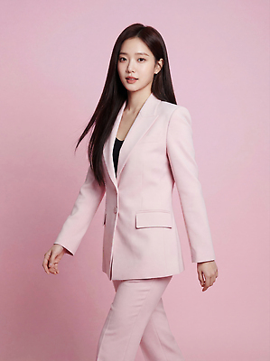 JPG 모델 편집이미지 여자 패션 분홍색 백그라운드 표정 정장 걷기 촬영 자신감 우아함 뷰티풀 스타일 편집실사 AI인물포토 AI콘텐츠 옷 감정 컬러 컨셉 모션 사람 CG 파일형식 AI포토