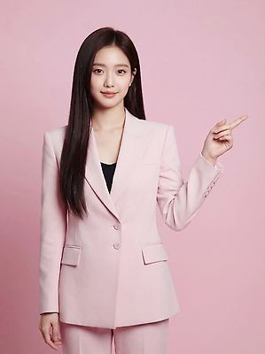 JPG 모델 편집이미지 디자인 패션 분홍색 포즈 손가락 표정 미소 정장 사진촬영 분위기 전문 스타일 세련 편집실사 AI인물포토 AI콘텐츠 손 옷 컬러 컨셉 촬영 CG 파일형식 AI포토