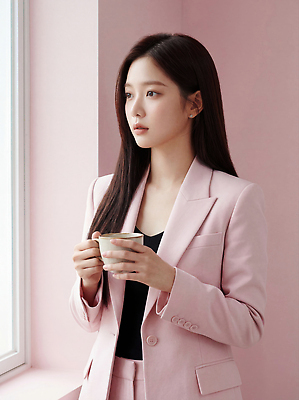 JPG 편집이미지 응시 여자 패션 창 커피 분홍색 정장 평화 카페 집중 감성 순간 오후 스타일 차분 편집실사 AI인물포토 AI콘텐츠 시선 옷 무기 음료 컬러 컨셉 사람 상점 CG 파일형식 AI포토