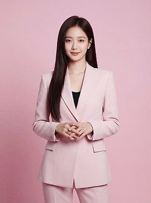 JPG 편집이미지 여자 패션 분홍색 포즈 백그라운드 미소 정장 카메라 자신감 모던 뷰티풀 통일 스타일 편집실사 AI인물포토 AI콘텐츠 옷 감정 컬러 표정 사람 전자제품 CG 파일형식 AI포토