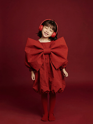 옷 컬러 음향기기 컨셉 표정 사람 CG 파일형식 어린이 빨간색 드레스 헤드폰 웃음 패션 스타일 촬영 백그라운드 장신구 비율 감정 포즈 귀여움 아기 편집실사 JPG 편집이미지