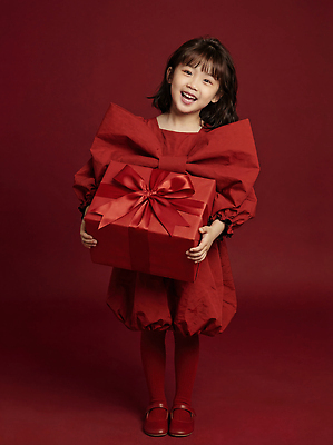 옷 기념일 감정 컬러 표정 사람 CG 파일형식 어린이 선물 빨간색 드레스 웃음 백그라운드 행복 포장 리본 크리스마스 축제 편집실사 JPG 편집이미지