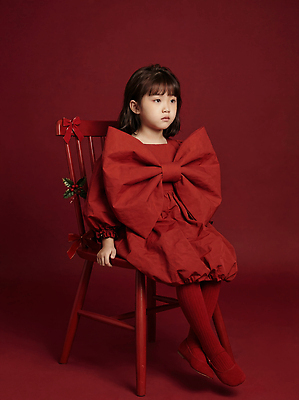 옷 여자 어린이 컬러 가구 컨셉 모션 사람 CG 파일형식 모델 드레스 빨간색 의자 포즈 분위기 백그라운드 패션 앉기 소녀 장식 헤어스타일 편집실사 JPG 편집이미지