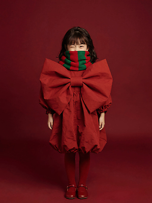 옷 여자 어린이 컬러 사람 촬영 목도리 CG 파일형식 소녀 빨간색 드레스 리본 스카프 패션 포즈 백그라운드 디자인 스타일 사진촬영 편집실사 JPG 편집이미지