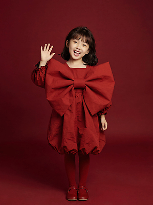 옷 여자 감정 어린이 컬러 모션 표정 사람 CG 파일형식 소녀 드레스 리본 빨간색 웃음 손짓 백그라운드 기쁨 패션 스타일 촬영 아기 편집실사 JPG 편집이미지