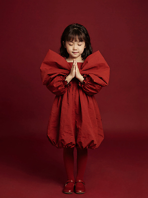 컨셉 사람 손짓 촬영 CG 파일형식 어린이 기도 포즈 백그라운드 신비 옷 손모으기 사진촬영 감정 귀여움 편집실사 JPG 편집이미지