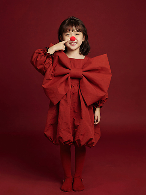 옷 여자 감정 어린이 컬러 표정 사람 CG 파일형식 소녀 드레스 빨간색 포즈 웃음 즐거움 패션 촬영 백그라운드 빨간코 스타일 표현 편집실사 JPG 편집이미지