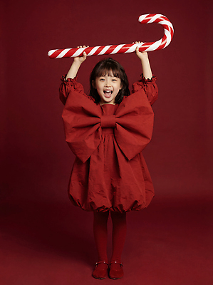 옷 기념일 감정 컬러 표정 사람 내부 촬영 CG 파일형식 어린이 빨간색 크리스마스 웃음 드레스 리본 장난감 기쁨 축제 사진촬영 실내 즐거움 패션 편집실사 JPG 편집이미지