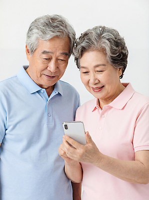 JPG 편집이미지 행복 가족 기술 대화 사랑 웃음 풍경 생활 스마트폰 노부부 관찰 즐거움 세대 소통 동반자 편집실사 AI인물포토 AI콘텐츠 부부 감정 컨셉 관계 모션 표정 말하기 핸드폰 스마트기기 CG 파일형식 AI포토