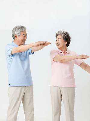 JPG 편집이미지 웰빙 부부 노년 감정 실내 건강 웃음 생활 운동 스트레칭 활발 만남 팔 소통 편집실사 AI인물포토 AI콘텐츠 커플 컨셉 표정 성인 내부 신체부위 CG 파일형식 AI포토