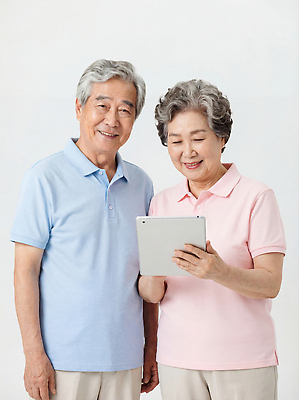 JPG 편집이미지 커플 노년 행복 가족 기술 대화 웃음 취미 일상 태블릿 디지털 스크린 노부부 소통 편집실사 AI인물포토 AI콘텐츠 부부 감정 컨셉 관계 표정 말하기 성인 라이프 전자제품 스마트기기 CG 파일형식 AI포토