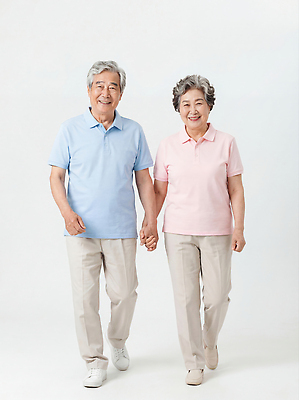 JPG 편집이미지 노년 행복 가족 포옹 대화 사랑 미소 평화 노부부 우정 소통 편집실사 AI인물포토 AI콘텐츠 부부 감정 컨셉 관계 안기 표정 말하기 성인 친구 CG 파일형식 AI포토