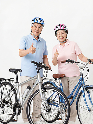 JPG 편집이미지 라이프스타일 노년 행복 가족 모션 건강 미소 취미 여름 친구 운동 자전거 게임 편집실사 AI인물포토 AI콘텐츠 계절 감정 관계 놀이 표정 성인 생활 바이크 CG 파일형식 AI포토