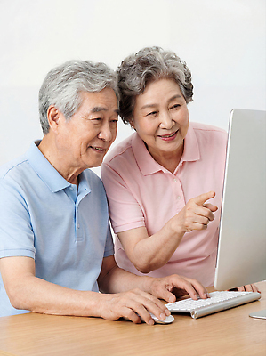 JPG 편집이미지 교육 행복 인터넷 가정 가족 기술 대화 웃음 컴퓨터 스크린 노부부 정보 즐거움 편집실사 AI인물포토 AI콘텐츠 부부 감정 관계 표정 말하기 전자제품 CG 파일형식 AI포토