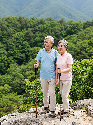JPG 나무 편집이미지 행복 여행 자연 날씨 산 웃음 풍경 물 여름 노부부 산책 하이킹 편집실사 AI인물포토 AI콘텐츠 자연요소 식물 부부 계절 감정 레저 휴식 표정 CG 생태계 파일형식 AI포토