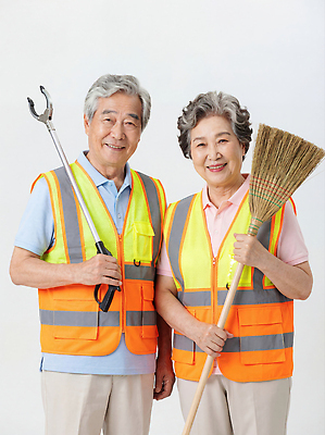 JPG 편집이미지 커플 모션 협력 친절 표정 미소 웃음 안전 자연보호 노부부 봉사 빗자루 정리 편집실사 AI인물포토 AI콘텐츠 부부 관계 자연 도움 보호 청소도구 CG 파일형식 AI포토