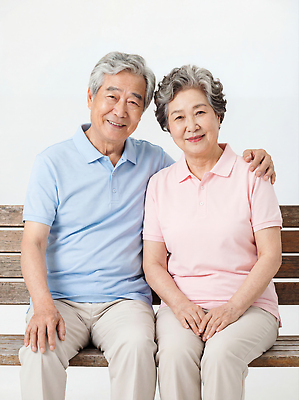 JPG 편집이미지 부부 노년 행복 벤치 조명 함께함 따뜻함 사랑 미소 연결 편안함 소중 동반자 순간 편집실사 AI인물포토 AI콘텐츠 커플 감정 컨셉 의자 표정 성인 감각 CG 파일형식 AI포토