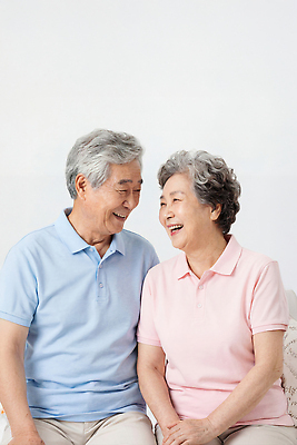 JPG 편집이미지 커플 행복 감정 가족 주택 함께함 사랑 웃음 라이프 소파 평화 노부부 시간 연령 편집실사 AI인물포토 AI콘텐츠 부부 컨셉 의자 관계 표정 건물 생활 CG 파일형식 AI포토