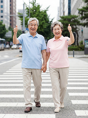 JPG 편집이미지 행복 가족 거리 서울 건강 사랑 웃음 여러명 여름 걷기 손잡기 노부부 산책 최고 도심 편집실사 AI인물포토 AI콘텐츠 부부 계절 감정 다수 관계 모션 휴식 한국 표정 사람 도시 CG 파일형식 AI포토