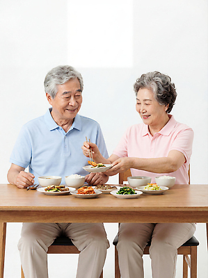 JPG 편집이미지 행복 한식 프로포즈 가족 식탁 대화 사랑 웃음 노부부 식사 저녁식사 틈 소통 편집실사 AI인물포토 AI콘텐츠 부부 감정 음식 컨셉 관계 탁자 표정 말하기 CG 파일형식 AI포토