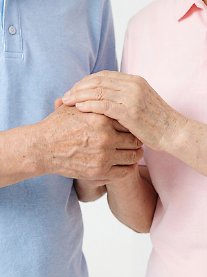 JPG 편집이미지 손 커플 노년 감정 따뜻함 사랑 손잡기 힘 우정 만남 소통 순간 편집실사 AI인물포토 AI콘텐츠 컨셉 관계 모션 성인 신체부위 친구 CG 파일형식 AI포토