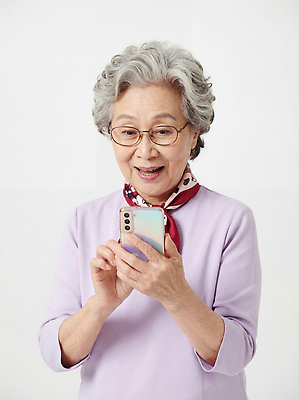 헤어스타일 손 잡화 감정 백그라운드 사람 성인 라이프 신체부위 핸드폰 스마트기기 흰색 CG 파일형식 노년 스마트폰 즐거움 스크린 확인 표정 흰배경 백발 안경 양손 일상 취미 여자 기술 편집실사 JPG 편집이미지