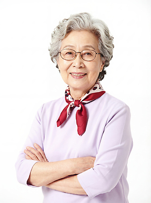 여자 노년 컬러 백그라운드 컨셉 모션 표정 사람 성인 목도리 흰색 CG 파일형식 할머니 미소 팔짱 스카프 보라색 흰배경 귀여움 세련 따뜻함 편집실사 JPG 편집이미지