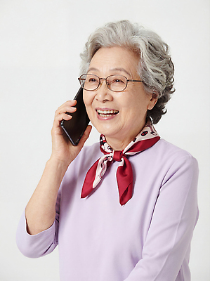 감정 컬러 백그라운드 컨셉 모션 표정 말하기 사람 성인 라이프 핸드폰 스마트기기 흰색 CG 파일형식 노년 여자 웃음 통화 스마트폰 일상 행복 보라색 빨간스카프 흰배경 대화 소통 편집실사 JPG 편집이미지