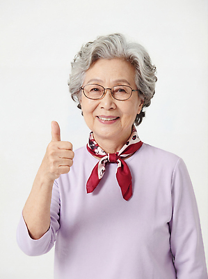 감정 아시아 백그라운드 컨셉 표정 사람 성인 목도리 흰색 CG 그림 파일형식 노년 미소 최고 스카프 긍정적 행복 흰배경 초상화 귀여움 여자 자신감 성격 한국 생활 편집실사 JPG 편집이미지