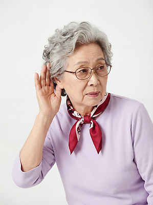 잡화 여자 노년 아시아 백그라운드 모션 사람 성인 흰색 CG 파일형식 할머니 듣기 소리 목도리 흰배경 표정 순간 관심 한국 편집실사 JPG 편집이미지