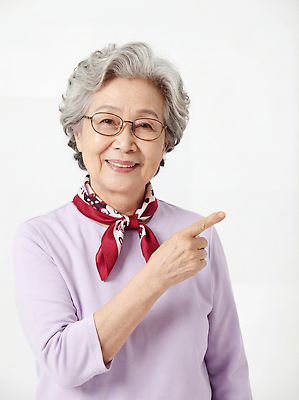 손 잡화 여자 감정 중년 컨셉 표정 손짓 성인 목도리 CG 주부 파일형식 아줌마 미소 가리킴 안경 스카프 손가락 포즈 행복 소통 노년 편집실사 JPG 편집이미지