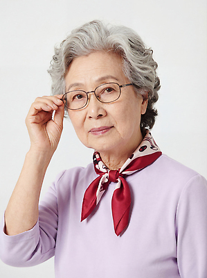 잡화 여자 노년 표정 목도리 감각 CG 파일형식 할머니 스카프 안경 미소 포즈 조명 스타일 연령 패션 자존감 뷰티풀 부드러움 표현 편집실사 JPG 편집이미지