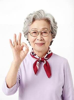 옷 감정 컨셉 표정 사람 성인 생활 신체부위 목도리 CG 파일형식 노년 여자 웃음 손 스카프 행복 상의 중년 노화 라이프스타일 편집실사 JPG 편집이미지